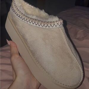 Tan platform fur slippers